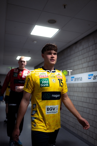 David More (15; Rhein Neckar Löwen) und David Späth (29; Rhein Neckar Löwen) auf dem Weg zum Spielfeld