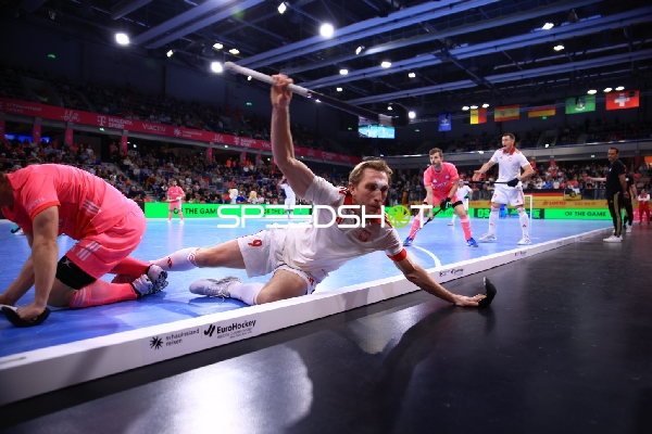 Jacek KUROWSKI (9; Polen) am Boden, Anton Pöhling (12; Deutschland) im Hintergrund