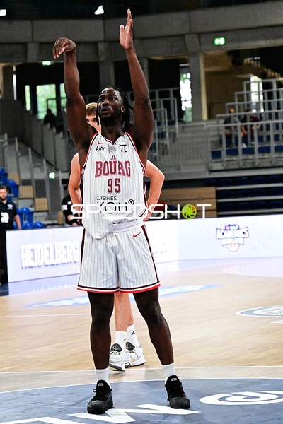 Adam Mokoka (95; JL Bourg Basket) wirft auf Korb