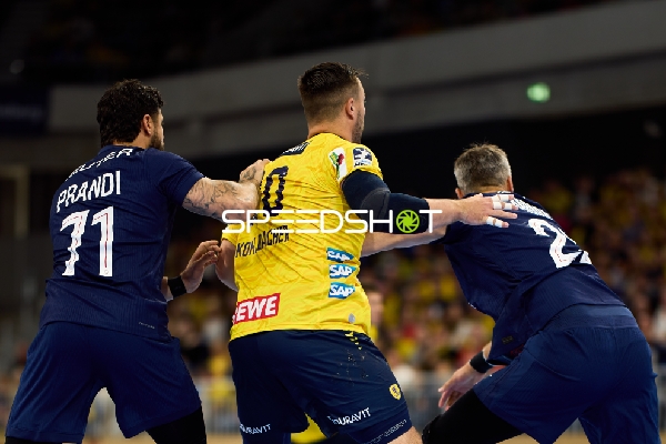 Defensive Aktion in Halle