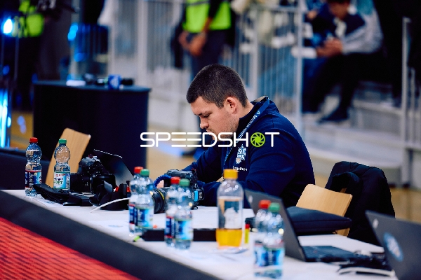 Ein Fotograf oder Medienvertreter arbeitet an seinem Laptop auf der Tribüne.