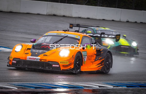 DTM Rennwagen auf der Strecke