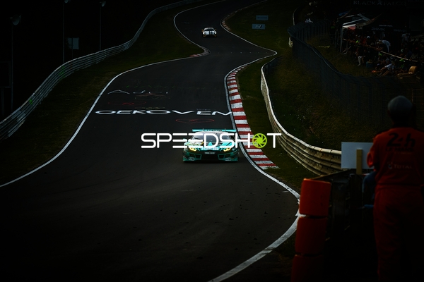 Rennwagen auf Strecke