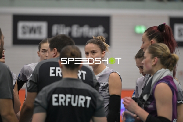 Timeout mit Alina Zellin (1; Schwarz-Weiß Erfurt) und Elizabeth Sandbothe (2; Schwarz-Weiß Erfurt)