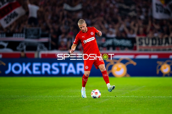 Louis Oppie (23; FC St. Pauli) mit Ball