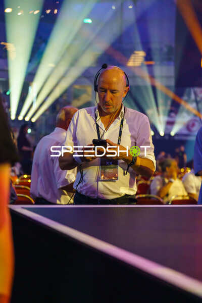 Person bereitet Event vor