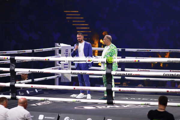 Moderator und Ringsidezone-Person im Ring