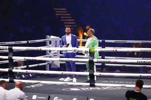 Moderator und Ringsidezone-Person im Ring