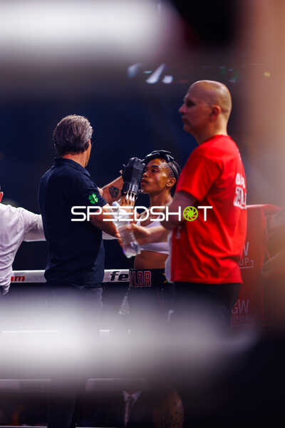 Boxerin in der Ecke betreut