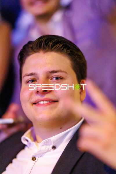 VIP Person zeigt Handzeichen