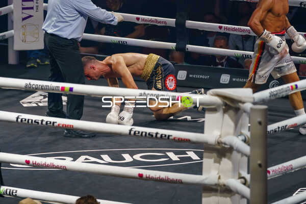 Boxer am Boden im Ring