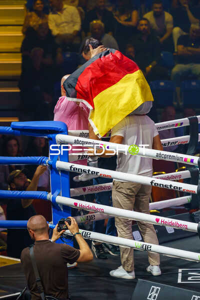 Boxer mit deutscher Flagge im Ring