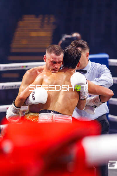 Boxer im Ring umarmt