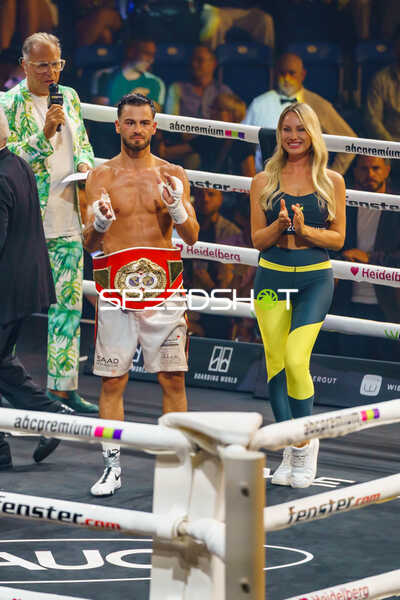 Devrim Gökduman (101; VIP) im Ring mit Gürtel