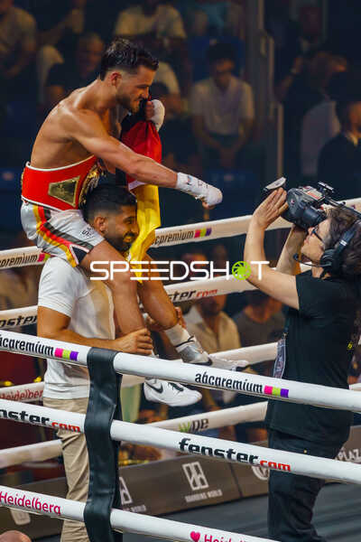 Boxer mit Meistergürtel im Ring