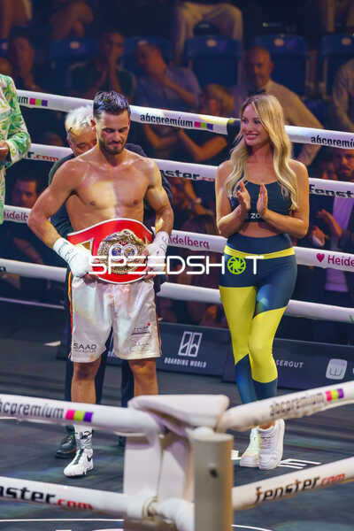Boxer mit Gürtel in Ringside Zone