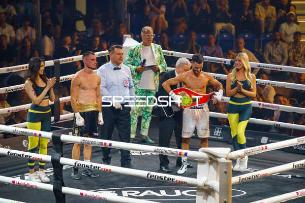 Boxer mit Gürtel im Ring