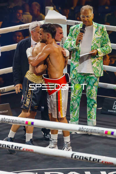 Boxer umarmen sich im Ring