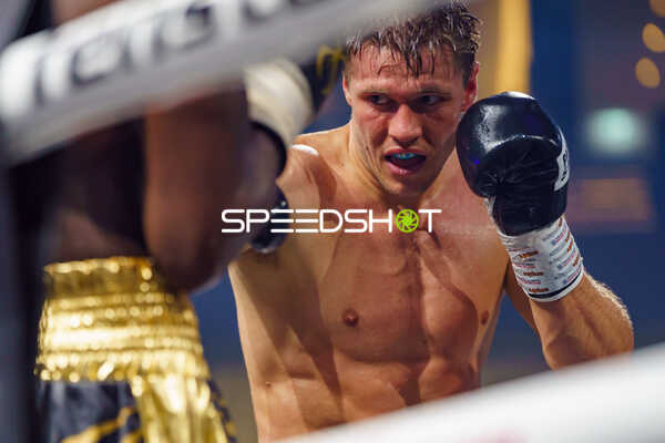 Boxer im Ring fokussiert