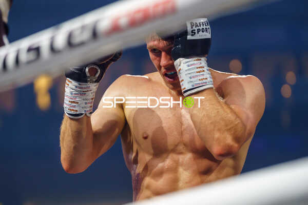 Boxer in Deckung im Ring
