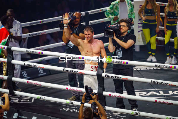 Boxer im Ring begrüßt Fans