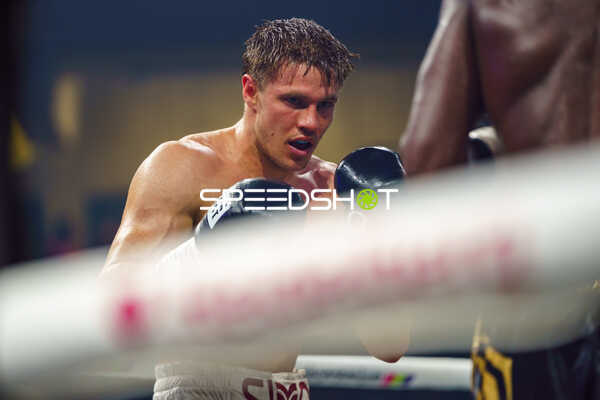 Boxer im Ring fokussiert