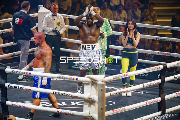 Boxer im Ring nach Kampf