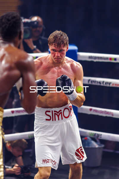 Boxer im Ring fokussiert