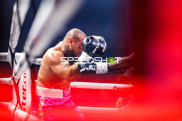 Boxer verteidigt sich im Ring