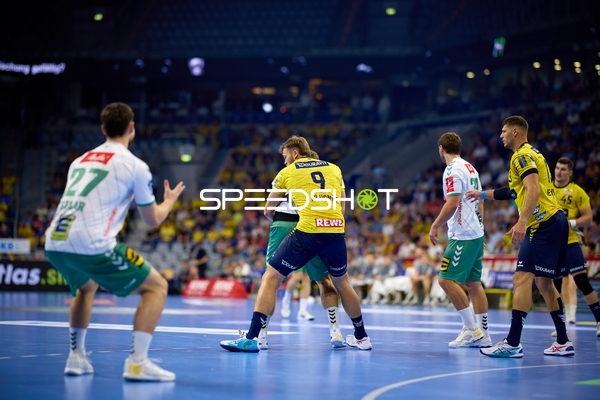 Kampf um den Ball in der Halle