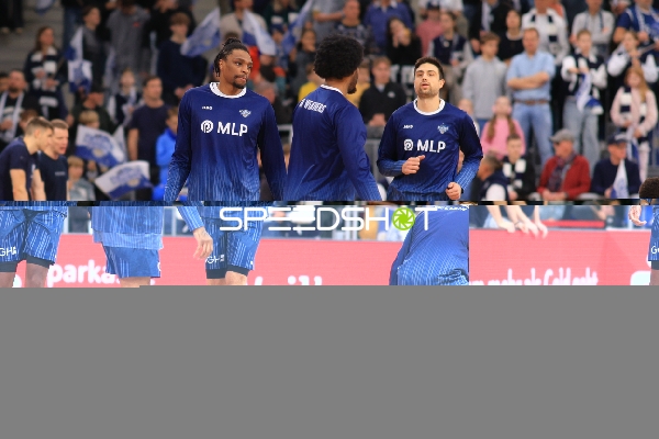 Szene mit Osun Osunniyi (12; MLP Academics Heidelberg) und Mateo Seric (21; MLP Academics Heidelberg)