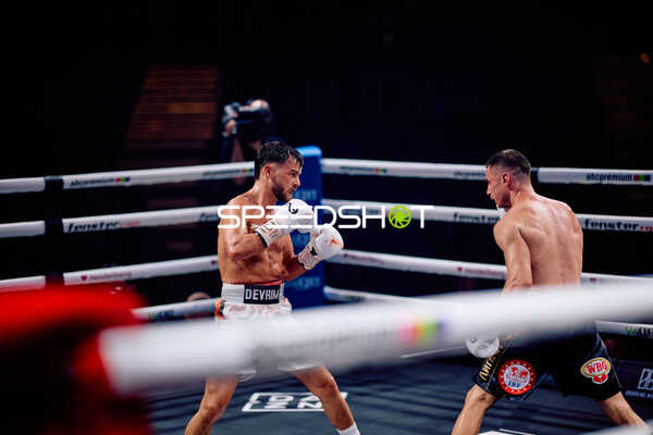 Boxer im Ringkampf Devrim Gökduman (101; VIP)