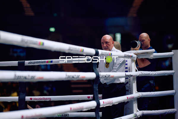 Ringrichter und Fotograf Ringside Zone