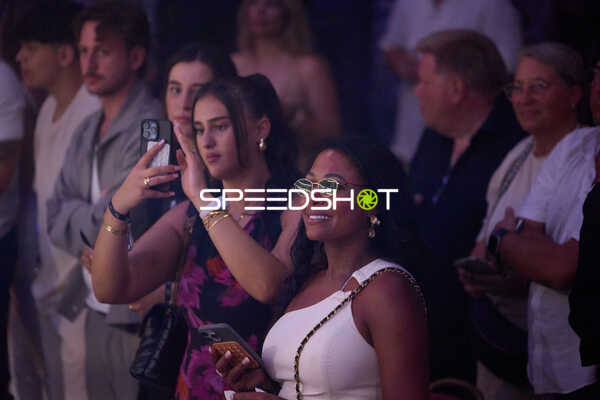Fans in der Ringside Zone