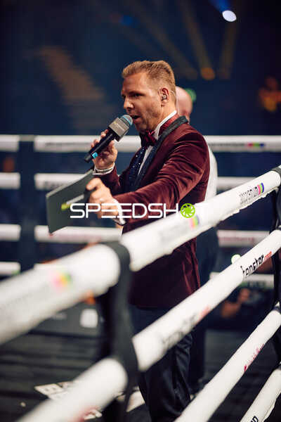 Moderator im Ring bei Ringside Zone