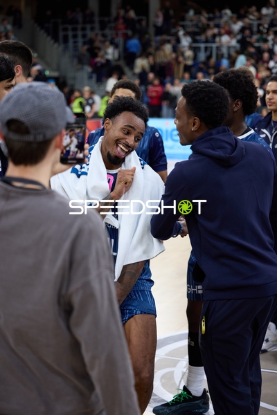 Josia Gentischer und Michael Weathers nach dem Spiel