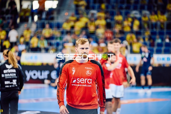 Spieler der MT Melsungen betreten das Spielfeld.