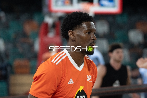 TJ Bamba (Rasta Vechta) vor dem Spiel beim Aufwärmen