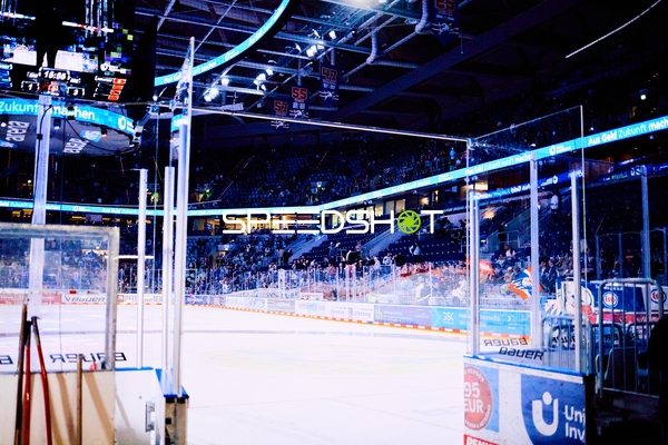 Leere Eisfläche während des Drittelwechsels