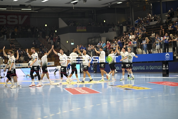 ThSV Eisenach begrüßt sich vor Spiel