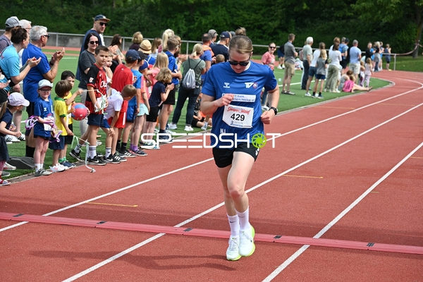 Läufer überquert Ziellinie