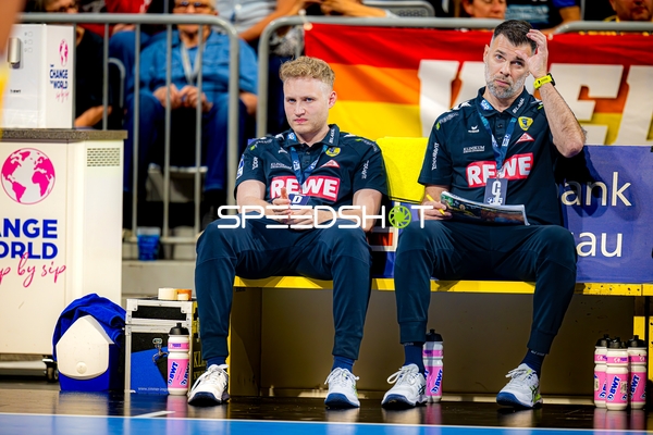 Pause mit Dragan Jerkovic (98;Rhein Neckar Löwen), Andre Bechtold (99;Rhein Neckar Löwen)