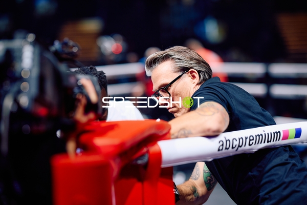 Trainer in Ringside Zone