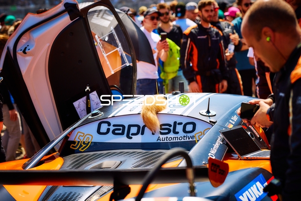 Rennfahrzeug in der Boxengasse