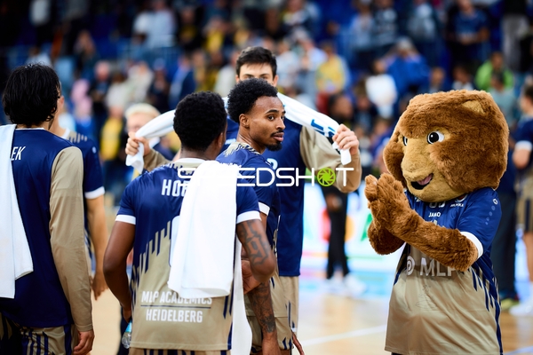 Michael Weathers (20; MLP Academics Heidelberg) und Mateo Seric (21; MLP Academics Heidelberg) mit Maskottchen