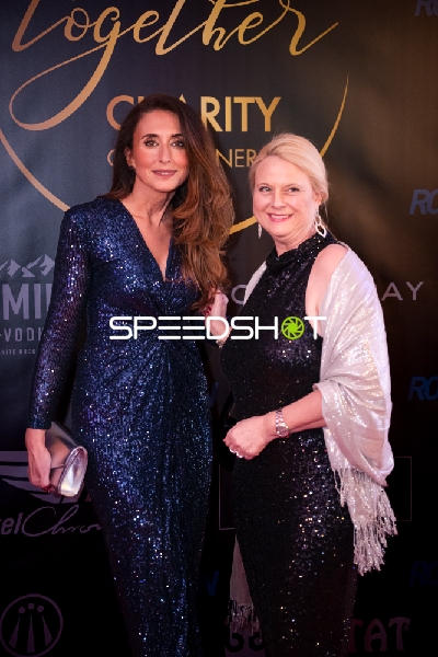 Elegante Damen beim Charity Gala Dinner