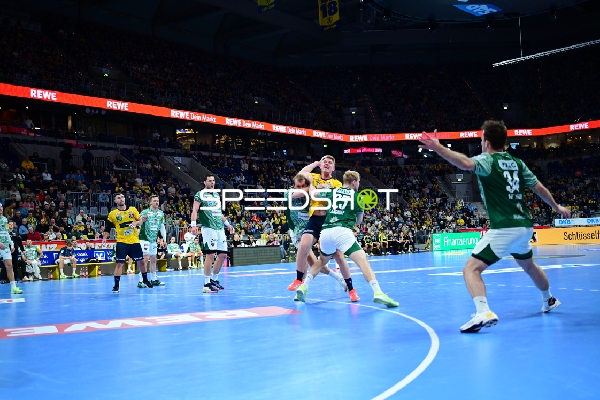 Zweikampf zwischen Haukur Thrastarson (25; Rhein Neckar Löwen) und Mijajlo Marsenić (93; Füchse Berlin)