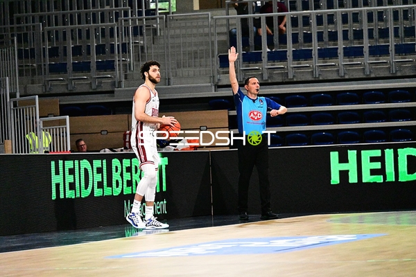William McDowell-White (9; JL Bourg Basket) mit Ball am Spielfeldrand