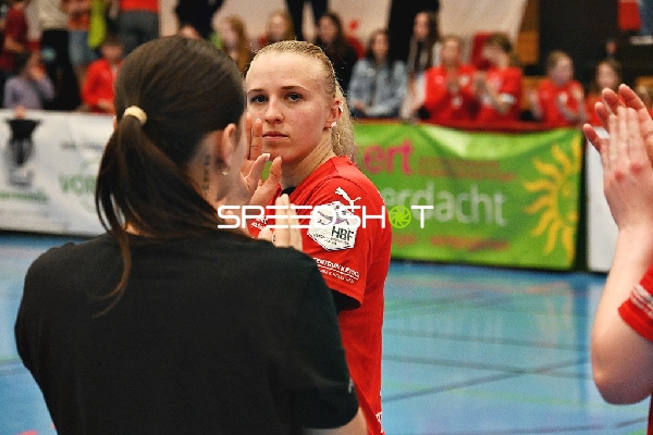 Spielerin der Kurpfalz Bären applaudiert