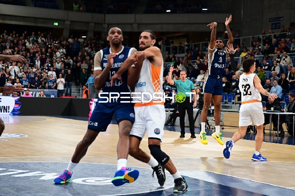 Spielszene mit Osun Osunniyi (12; MLP Academics Heidelberg) und Michael Weathers (20; MLP Academics Heidelberg)